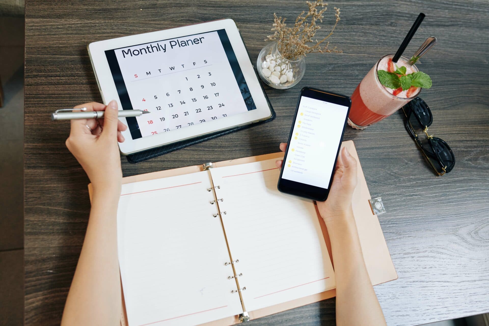 businesswoman_planning_work_D8_CU_2_AK_min_1_4445fd7410.jpg